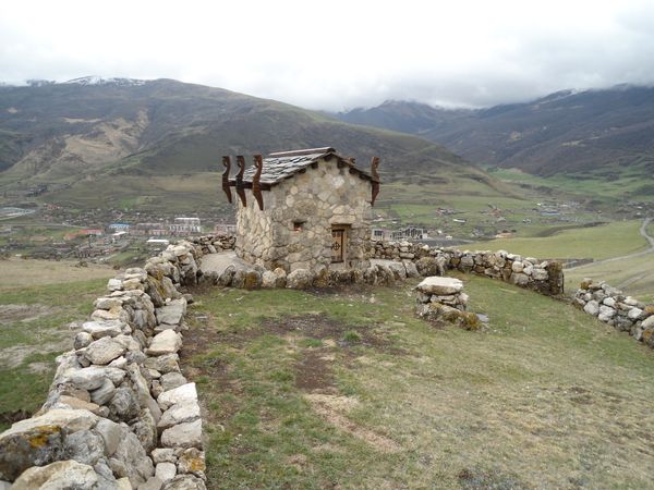 Dhoqo (Đoko) Temple, dedicated to Ževra, in the Ŧovum Gorge, Kroŧ, Mowum Republic